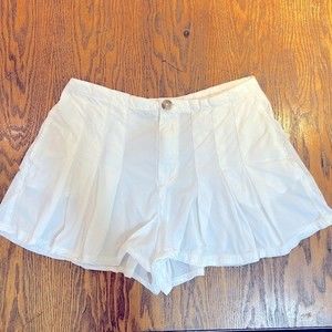 White O’Neill Pleated Shorts w/ Pockets